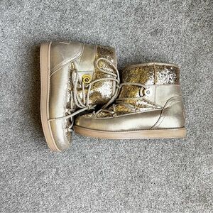 Guess boots fur inside glitter sequin outside. Super warm inside